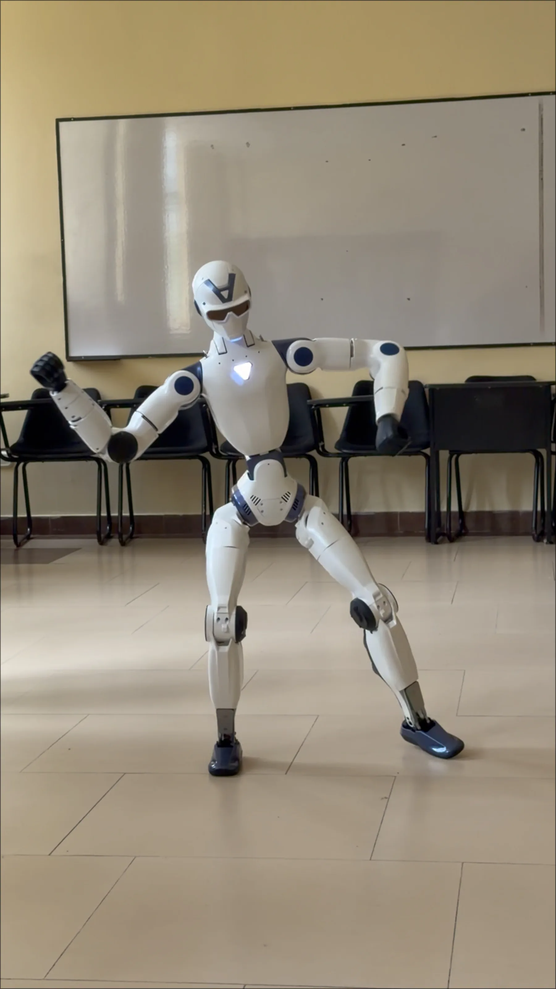 Demostración del robot ante estudiantes en el aula